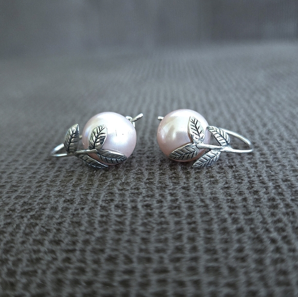 Annika Witt Pink🩷 Pearl And Leaves🍃 Earrings - Picture 15 of 16